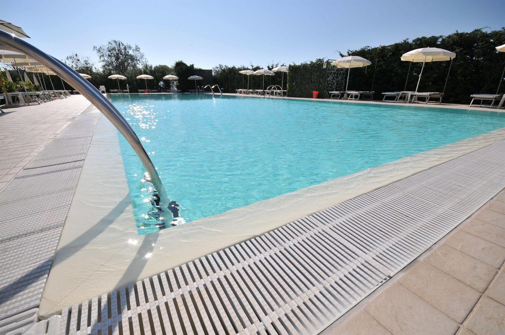 Residence Cleo Llido Degli Estensi Eksteriør billede